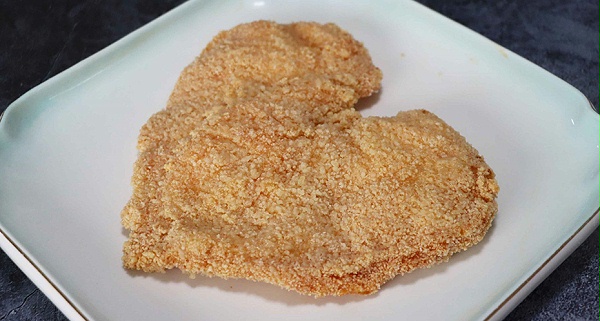 Chicken fillet coated in powder